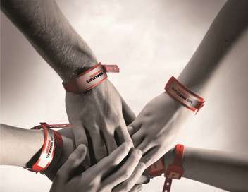 Les bracelets rouges Rapprochement